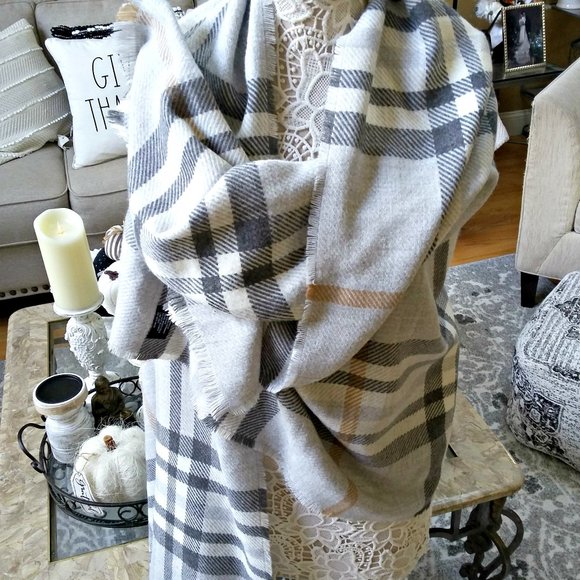 Boutique Accessories - BEAUTIFUL Grey PLAID Cozy Blanket WRAP Scarf